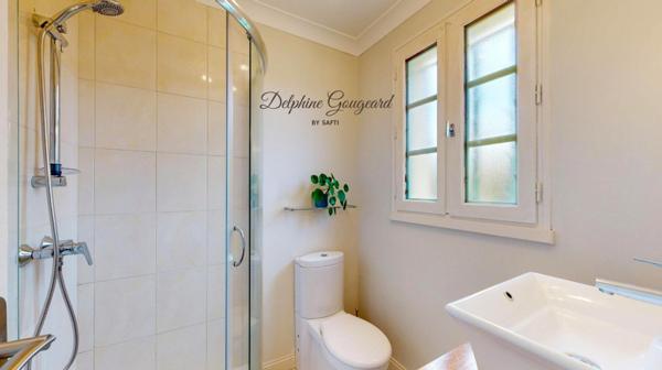 Belle maison de 170m2, piscine et vue dégagée, à deux pas des commerces.