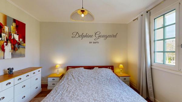 Belle maison de 170m2, piscine et vue dégagée, à deux pas des commerces.