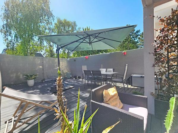 Dans la verdure, terrasses, garage