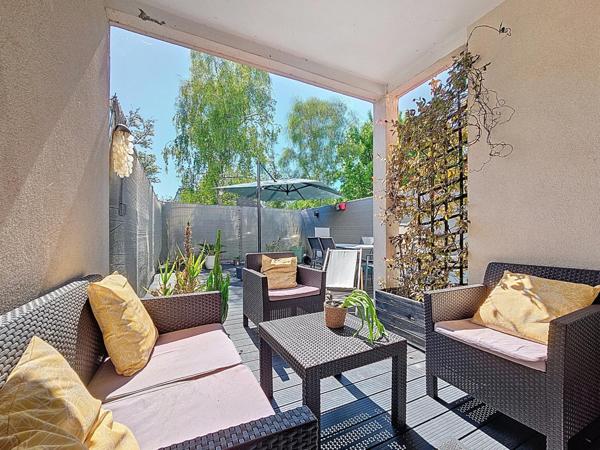 Dans la verdure, terrasses, garage