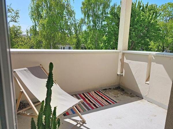 Dans la verdure, terrasses, garage
