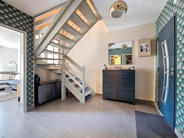 Dans la verdure, terrasses, garage