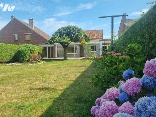 Maison semi plain-pied avec trois chambres, garage et jardin