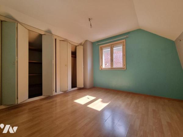 Maison semi plain-pied avec trois chambres, garage et jardin