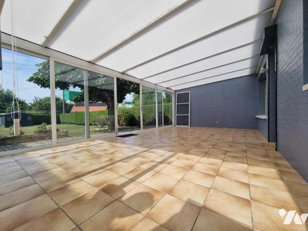 Maison semi plain-pied avec trois chambres, garage et jardin