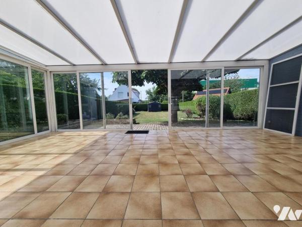 Maison semi plain-pied avec trois chambres, garage et jardin