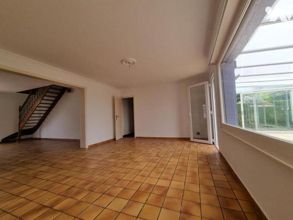 Maison semi plain-pied avec trois chambres, garage et jardin