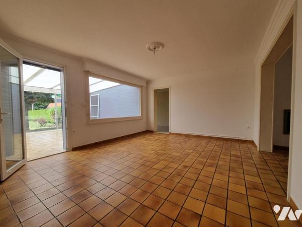 Maison semi plain-pied avec trois chambres, garage et jardin