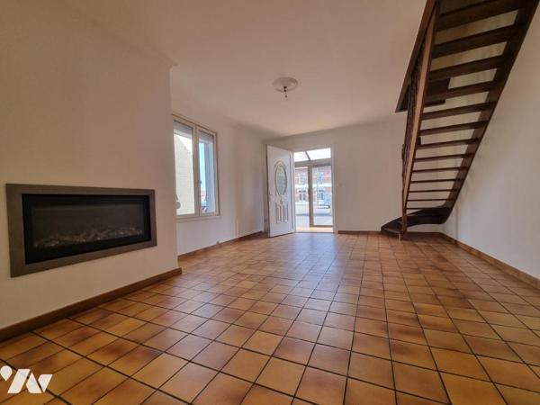 Maison semi plain-pied avec trois chambres, garage et jardin