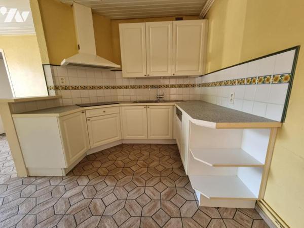 Maison semi plain-pied avec trois chambres, garage et jardin