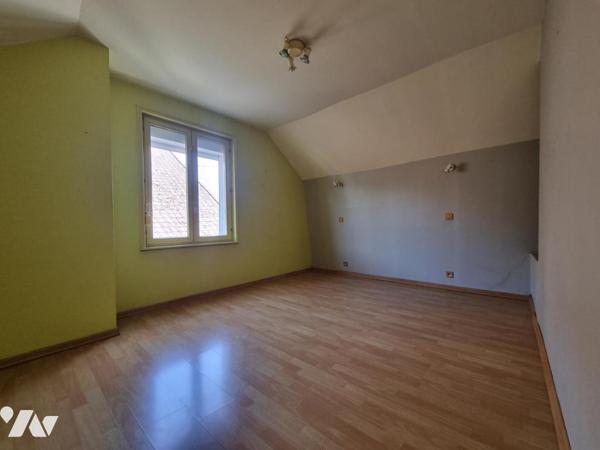 Maison semi plain-pied avec trois chambres, garage et jardin