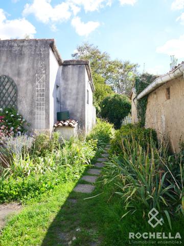 Maison rénovée avec dépendances et jardin