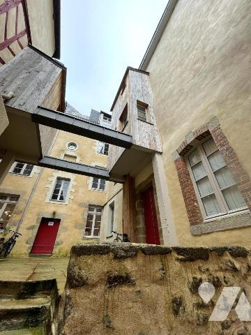 A VENDRE 56 VANNES Intra muros idéal investisseur : local commercial, garage et 3 appartements loués