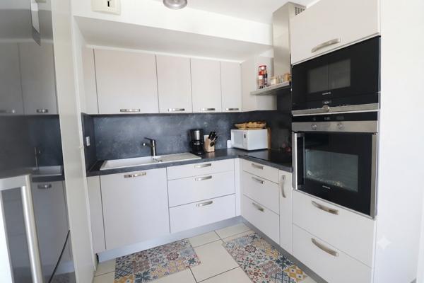 Très Rare ! Appartement avec terrasse de 22m² + box + parking + cave en plein centre-ville!