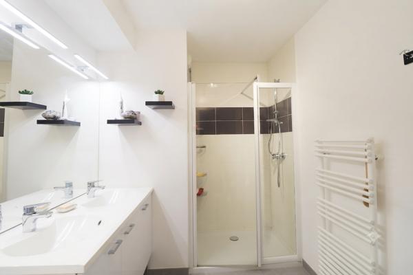 Très Rare ! Appartement avec terrasse de 22m² + box + parking + cave en plein centre-ville!