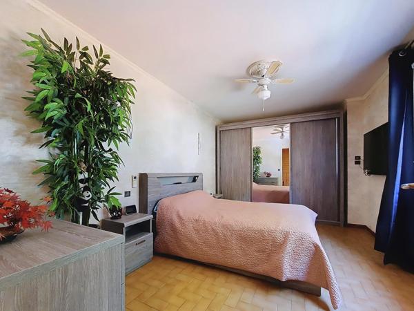 Maison de ville en 3 face avec piscine et garage