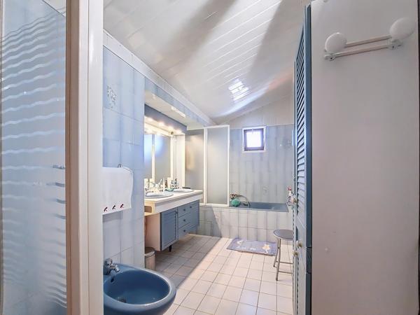 Maison de ville en 3 face avec piscine et garage