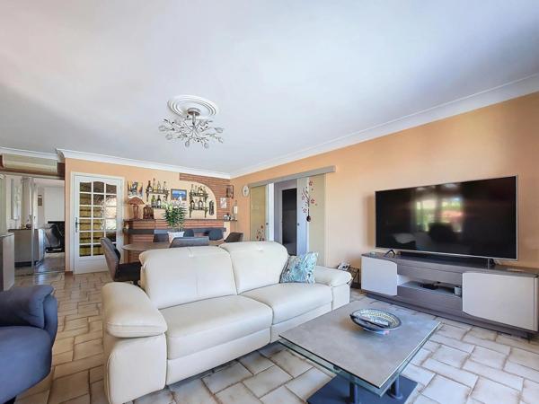 Maison de ville en 3 face avec piscine et garage