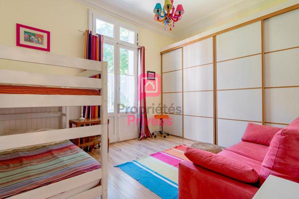 ARCACHON - Appartement de caractère avec jardin privatif au sein d'une remarquable villa Arcachonnaise