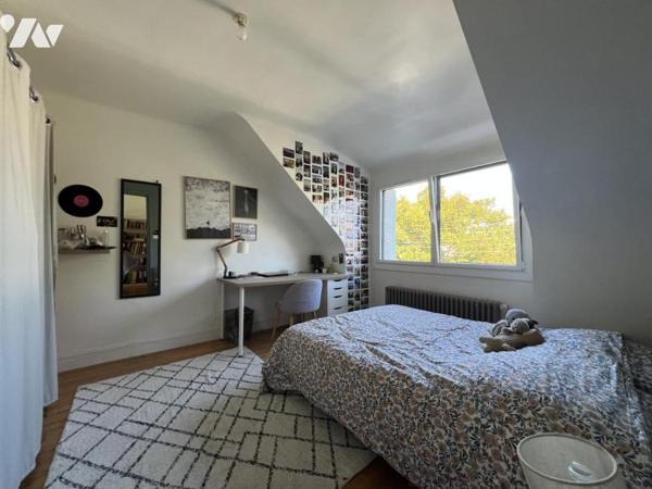 MERVILLE. Maison lumineuse avec pièce de vie possible au RDC donnant sur jardin sans vis à vis