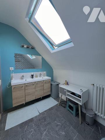 MERVILLE. Maison lumineuse avec pièce de vie possible au RDC donnant sur jardin sans vis à vis