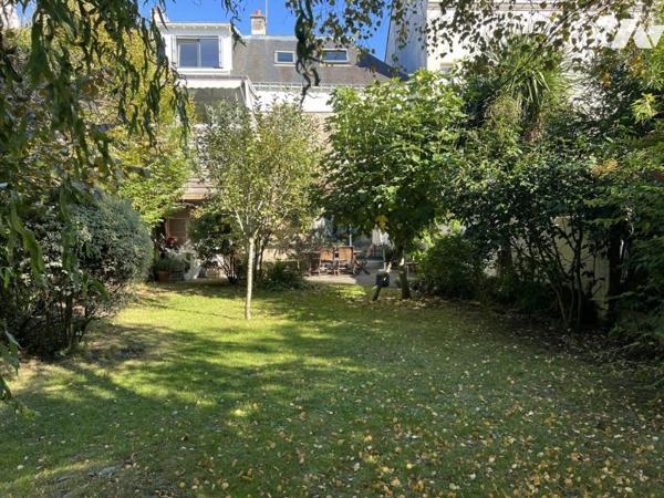 MERVILLE. Maison lumineuse avec pièce de vie possible au RDC donnant sur jardin sans vis à vis