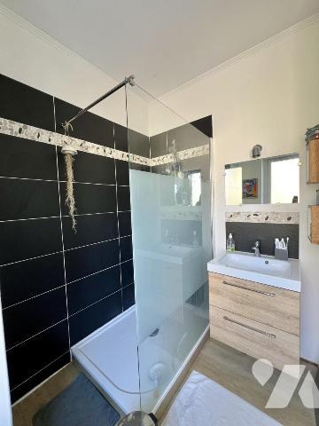 MERVILLE. Maison lumineuse avec pièce de vie possible au RDC donnant sur jardin sans vis à vis