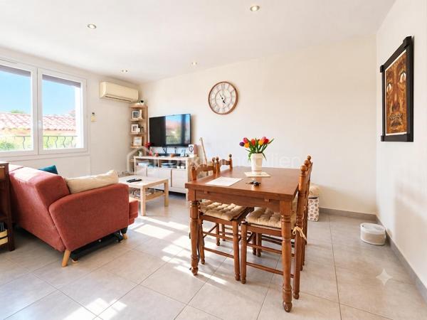 Idéal pour un pied à terre proche de la mer, un premier achat ou un bel investissement locatif.
Située au coeur du village seulement à 4 km des plages de Saint Cyprien, venez découvrir cette charmante maison de village nichée dans une rue calme sans vis à vis.
Surface habitable de 62 m2, 
Ce bien allie le charme de l'ancien et le confort moderne.

Vous trouverez un garage permettant de stationner son véhicule ou le transformer en pièce de vie, voire une deuxième chambre avec sa salle d'eau (arrivée et sortie d'eau existante). Stationnement à proximité du bien.
Au 1 er étage, se situe une jolie pièce de vie très lumineuse avec cuisine fonctionnelle, séjour et WC indépendant.
Au dernier étage, une suite parentale de 21 m2 avec sa douche, vasque, dressing de 4 m2.

Fenêtres PVC double vitrage dont épaisseur lame aire de 20 mm permettant une bonne isolation. Volets roulants solaires
Climatisation dans les deux pièces.
Charpente métallique,
Cumulus de 200 l.

Un bien à découvrir rapidement!