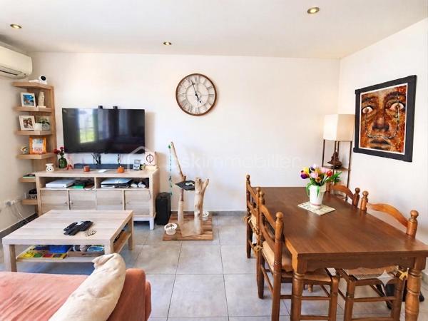 Idéal pour un pied à terre proche de la mer, un premier achat ou un bel investissement locatif.
Située au coeur du village seulement à 4 km des plages de Saint Cyprien, venez découvrir cette charmante maison de village nichée dans une rue calme sans vis à vis.
Surface habitable de 62 m2, 
Ce bien allie le charme de l'ancien et le confort moderne.

Vous trouverez un garage permettant de stationner son véhicule ou le transformer en pièce de vie, voire une deuxième chambre avec sa salle d'eau (arrivée et sortie d'eau existante). Stationnement à proximité du bien.
Au 1 er étage, se situe une jolie pièce de vie très lumineuse avec cuisine fonctionnelle, séjour et WC indépendant.
Au dernier étage, une suite parentale de 21 m2 avec sa douche, vasque, dressing de 4 m2.

Fenêtres PVC double vitrage dont épaisseur lame aire de 20 mm permettant une bonne isolation. Volets roulants solaires
Climatisation dans les deux pièces.
Charpente métallique,
Cumulus de 200 l.

Un bien à découvrir rapidement!