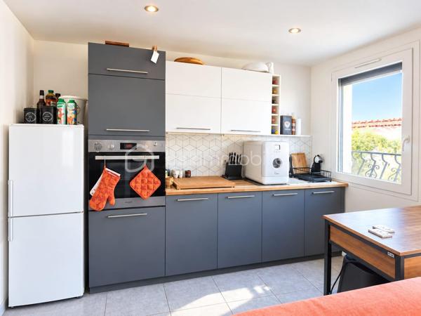 Idéal pour un pied à terre proche de la mer, un premier achat ou un bel investissement locatif.
Située au coeur du village seulement à 4 km des plages de Saint Cyprien, venez découvrir cette charmante maison de village nichée dans une rue calme sans vis à vis.
Surface habitable de 62 m2, 
Ce bien allie le charme de l'ancien et le confort moderne.

Vous trouverez un garage permettant de stationner son véhicule ou le transformer en pièce de vie, voire une deuxième chambre avec sa salle d'eau (arrivée et sortie d'eau existante). Stationnement à proximité du bien.
Au 1 er étage, se situe une jolie pièce de vie très lumineuse avec cuisine fonctionnelle, séjour et WC indépendant.
Au dernier étage, une suite parentale de 21 m2 avec sa douche, vasque, dressing de 4 m2.

Fenêtres PVC double vitrage dont épaisseur lame aire de 20 mm permettant une bonne isolation. Volets roulants solaires
Climatisation dans les deux pièces.
Charpente métallique,
Cumulus de 200 l.

Un bien à découvrir rapidement!