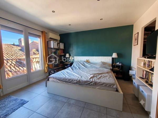 Idéal pour un pied à terre proche de la mer, un premier achat ou un bel investissement locatif.
Située au coeur du village seulement à 4 km des plages de Saint Cyprien, venez découvrir cette charmante maison de village nichée dans une rue calme sans vis à vis.
Surface habitable de 62 m2, 
Ce bien allie le charme de l'ancien et le confort moderne.

Vous trouverez un garage permettant de stationner son véhicule ou le transformer en pièce de vie, voire une deuxième chambre avec sa salle d'eau (arrivée et sortie d'eau existante). Stationnement à proximité du bien.
Au 1 er étage, se situe une jolie pièce de vie très lumineuse avec cuisine fonctionnelle, séjour et WC indépendant.
Au dernier étage, une suite parentale de 21 m2 avec sa douche, vasque, dressing de 4 m2.

Fenêtres PVC double vitrage dont épaisseur lame aire de 20 mm permettant une bonne isolation. Volets roulants solaires
Climatisation dans les deux pièces.
Charpente métallique,
Cumulus de 200 l.

Un bien à découvrir rapidement!
