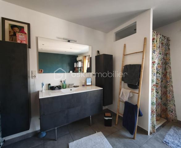 Idéal pour un pied à terre proche de la mer, un premier achat ou un bel investissement locatif.
Située au coeur du village seulement à 4 km des plages de Saint Cyprien, venez découvrir cette charmante maison de village nichée dans une rue calme sans vis à vis.
Surface habitable de 62 m2, 
Ce bien allie le charme de l'ancien et le confort moderne.

Vous trouverez un garage permettant de stationner son véhicule ou le transformer en pièce de vie, voire une deuxième chambre avec sa salle d'eau (arrivée et sortie d'eau existante). Stationnement à proximité du bien.
Au 1 er étage, se situe une jolie pièce de vie très lumineuse avec cuisine fonctionnelle, séjour et WC indépendant.
Au dernier étage, une suite parentale de 21 m2 avec sa douche, vasque, dressing de 4 m2.

Fenêtres PVC double vitrage dont épaisseur lame aire de 20 mm permettant une bonne isolation. Volets roulants solaires
Climatisation dans les deux pièces.
Charpente métallique,
Cumulus de 200 l.

Un bien à découvrir rapidement!