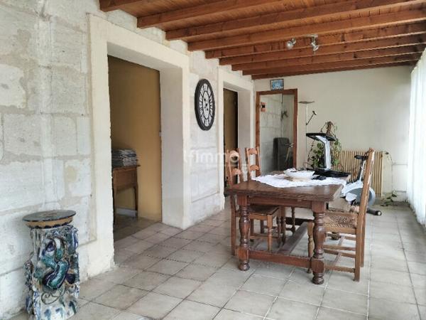 Maison de caractère plain-pied avec terrain arboré