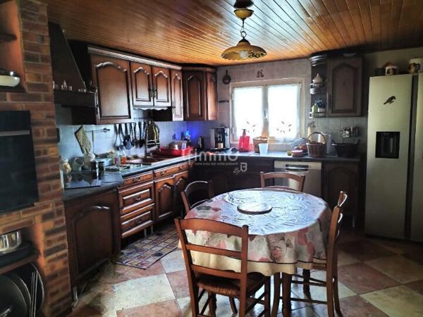 Maison de caractère plain-pied avec terrain arboré