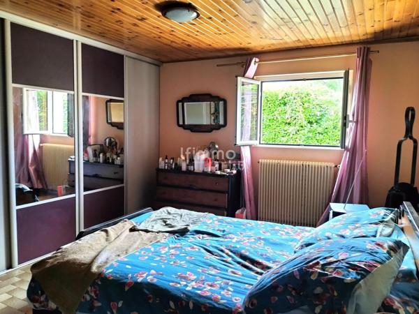 Maison de caractère plain-pied avec terrain arboré