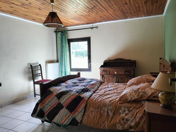 Maison de caractère plain-pied avec terrain arboré