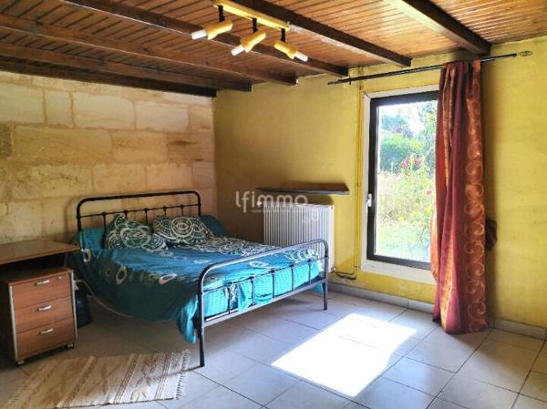 Maison de caractère plain-pied avec terrain arboré