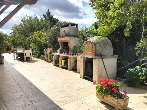 Maison de caractère plain-pied avec terrain arboré