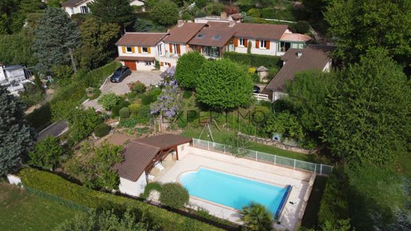 Vue exceptionnelle, piscine et grands volumes : une maison familiale rare aux portes de Mâcon