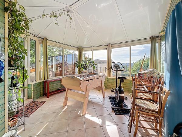 Vue exceptionnelle, piscine et grands volumes : une maison familiale rare aux portes de Mâcon