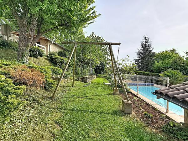 Vue exceptionnelle, piscine et grands volumes : une maison familiale rare aux portes de Mâcon