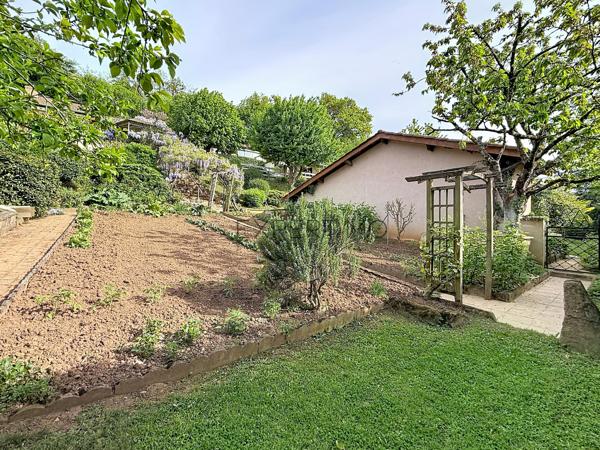 Vue exceptionnelle, piscine et grands volumes : une maison familiale rare aux portes de Mâcon