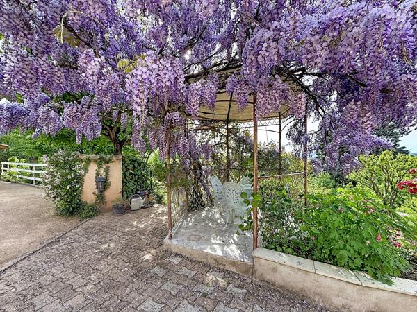Vue exceptionnelle, piscine et grands volumes : une maison familiale rare aux portes de Mâcon