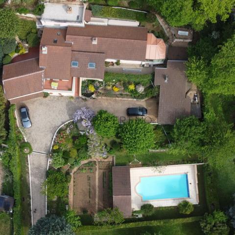 Vue exceptionnelle, piscine et grands volumes : une maison familiale rare aux portes de Mâcon