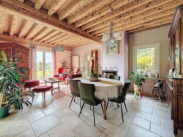 Vue exceptionnelle, piscine et grands volumes : une maison familiale rare aux portes de Mâcon