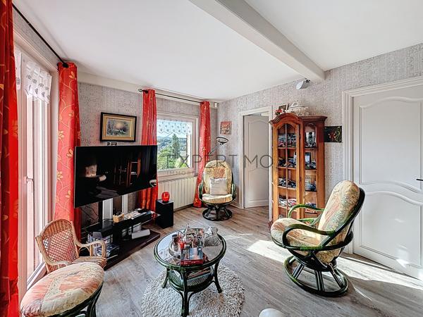 Vue exceptionnelle, piscine et grands volumes : une maison familiale rare aux portes de Mâcon