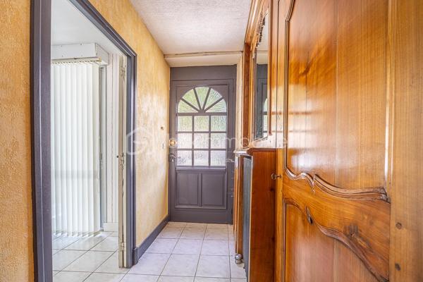 ***** OFFRE ACCEPTÉE *****

Cet immeuble dans le centre de Coulonges-sur-l'Autize, proche des commodités, comprend aujourd'hui 4 appartements : au rez-de-chaussée, un appartement T3 de 68 m² et un T2 de 48,5 m², chacun pourvu d'une cave. Au 1er étage, deux T3 (48,5 m² et 73,5 m²), chacun avec un vaste grenier.
Possibilité de créer un 5e logement en transformant ce dernier appartement.

L'ensemble est libre de toute occupation, idéal pour un investisseur souhaitant se constituer un patrimoine locatif.

Confort & équipements : chauffage gaz individuel dans certains appartements, électrique dans d'autres. Les appartements nécessitent des travaux d'ampleur variable.

Cette annonce correspond à votre projet ?

Selon l'article L.561.5 du Code Monétaire et Financier, pour l'organisation de la visite, la présentation d'une pièce d'identité vous sera demandée.
Vous avez la possibilité de vous faire accompagner, lors de la visite, par un professionnel de la construction de votre choix (architecte, expert en bâtiment, maître d'œuvre, artisan, etc.). Cette démarche peut vous permettre d'obtenir un avis technique éclairé sur l'état du bien, d'identifier d'éventuels travaux à prévoir et de sécuriser votre projet d'acquisition. Je vous remercie de bien vouloir m'informer en amont de la visite si vous souhaitez être accompagnés afin de faciliter l'organisation de celle-ci dans les meilleures conditions.

Chers confrères, contactez-moi pour travailler en inter-cabinet.
