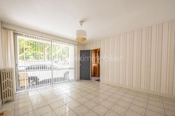 ***** OFFRE ACCEPTÉE *****

Cet immeuble dans le centre de Coulonges-sur-l'Autize, proche des commodités, comprend aujourd'hui 4 appartements : au rez-de-chaussée, un appartement T3 de 68 m² et un T2 de 48,5 m², chacun pourvu d'une cave. Au 1er étage, deux T3 (48,5 m² et 73,5 m²), chacun avec un vaste grenier.
Possibilité de créer un 5e logement en transformant ce dernier appartement.

L'ensemble est libre de toute occupation, idéal pour un investisseur souhaitant se constituer un patrimoine locatif.

Confort & équipements : chauffage gaz individuel dans certains appartements, électrique dans d'autres. Les appartements nécessitent des travaux d'ampleur variable.

Cette annonce correspond à votre projet ?

Selon l'article L.561.5 du Code Monétaire et Financier, pour l'organisation de la visite, la présentation d'une pièce d'identité vous sera demandée.
Vous avez la possibilité de vous faire accompagner, lors de la visite, par un professionnel de la construction de votre choix (architecte, expert en bâtiment, maître d'œuvre, artisan, etc.). Cette démarche peut vous permettre d'obtenir un avis technique éclairé sur l'état du bien, d'identifier d'éventuels travaux à prévoir et de sécuriser votre projet d'acquisition. Je vous remercie de bien vouloir m'informer en amont de la visite si vous souhaitez être accompagnés afin de faciliter l'organisation de celle-ci dans les meilleures conditions.

Chers confrères, contactez-moi pour travailler en inter-cabinet.