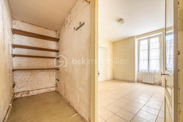***** OFFRE ACCEPTÉE *****

Cet immeuble dans le centre de Coulonges-sur-l'Autize, proche des commodités, comprend aujourd'hui 4 appartements : au rez-de-chaussée, un appartement T3 de 68 m² et un T2 de 48,5 m², chacun pourvu d'une cave. Au 1er étage, deux T3 (48,5 m² et 73,5 m²), chacun avec un vaste grenier.
Possibilité de créer un 5e logement en transformant ce dernier appartement.

L'ensemble est libre de toute occupation, idéal pour un investisseur souhaitant se constituer un patrimoine locatif.

Confort & équipements : chauffage gaz individuel dans certains appartements, électrique dans d'autres. Les appartements nécessitent des travaux d'ampleur variable.

Cette annonce correspond à votre projet ?

Selon l'article L.561.5 du Code Monétaire et Financier, pour l'organisation de la visite, la présentation d'une pièce d'identité vous sera demandée.
Vous avez la possibilité de vous faire accompagner, lors de la visite, par un professionnel de la construction de votre choix (architecte, expert en bâtiment, maître d'œuvre, artisan, etc.). Cette démarche peut vous permettre d'obtenir un avis technique éclairé sur l'état du bien, d'identifier d'éventuels travaux à prévoir et de sécuriser votre projet d'acquisition. Je vous remercie de bien vouloir m'informer en amont de la visite si vous souhaitez être accompagnés afin de faciliter l'organisation de celle-ci dans les meilleures conditions.

Chers confrères, contactez-moi pour travailler en inter-cabinet.