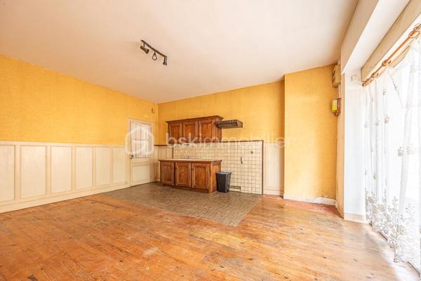 ***** OFFRE ACCEPTÉE *****

Cet immeuble dans le centre de Coulonges-sur-l'Autize, proche des commodités, comprend aujourd'hui 4 appartements : au rez-de-chaussée, un appartement T3 de 68 m² et un T2 de 48,5 m², chacun pourvu d'une cave. Au 1er étage, deux T3 (48,5 m² et 73,5 m²), chacun avec un vaste grenier.
Possibilité de créer un 5e logement en transformant ce dernier appartement.

L'ensemble est libre de toute occupation, idéal pour un investisseur souhaitant se constituer un patrimoine locatif.

Confort & équipements : chauffage gaz individuel dans certains appartements, électrique dans d'autres. Les appartements nécessitent des travaux d'ampleur variable.

Cette annonce correspond à votre projet ?

Selon l'article L.561.5 du Code Monétaire et Financier, pour l'organisation de la visite, la présentation d'une pièce d'identité vous sera demandée.
Vous avez la possibilité de vous faire accompagner, lors de la visite, par un professionnel de la construction de votre choix (architecte, expert en bâtiment, maître d'œuvre, artisan, etc.). Cette démarche peut vous permettre d'obtenir un avis technique éclairé sur l'état du bien, d'identifier d'éventuels travaux à prévoir et de sécuriser votre projet d'acquisition. Je vous remercie de bien vouloir m'informer en amont de la visite si vous souhaitez être accompagnés afin de faciliter l'organisation de celle-ci dans les meilleures conditions.

Chers confrères, contactez-moi pour travailler en inter-cabinet.